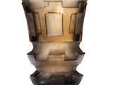 un vase en verre posé sur une surface blanche