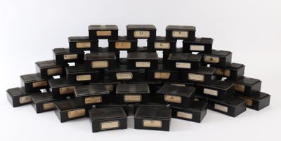 une pile de boîtes noires et dorées empilées les unes sur les autres