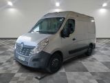 une camionnette argentée garée sur un sol en damier