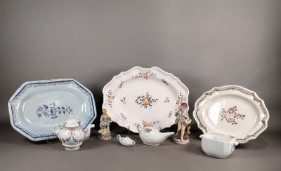 Plusieurs types d'assiettes et de bols sont alignés sur une surface grise