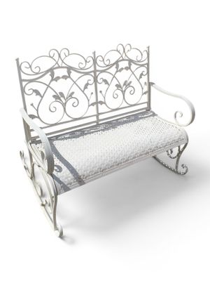 un banc blanc avec une structure métallique sur fond blanc