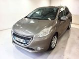 La voiture grise est garée dans le garage de l'immeuble.