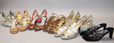 Plusieurs paires de chaussures pour femmes sont alignées en rangée