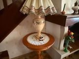 une lampe posée sur une table dans une pièce