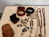 une table sur laquelle sont posés de nombreux bijoux
