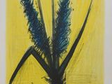 peinture représentant des fleurs bleues dans un pot sur fond jaune