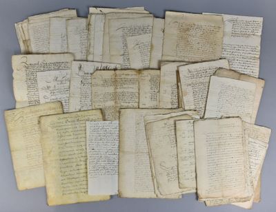 plusieurs vieux papiers sont empilés sur une table