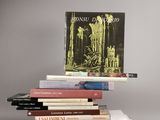 plusieurs livres empilés sur une table