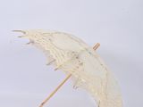un parapluie blanc avec un manche en bois sur fond blanc