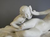 une statue représentant une femme allongée sur le dos d'un homme
