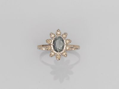 une bague de fiançailles sertie d'un saphir bleu et de diamants blancs