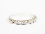 gros plan d'une bague en diamant sur une surface blanche