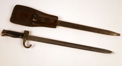 paire de couteaux anciens en bois et en métal posés sur une surface blanche