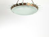 le luminaire est suspendu au plafond de la pièce