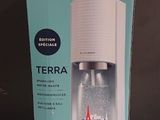 une boîte contenant un distributeur d'eau