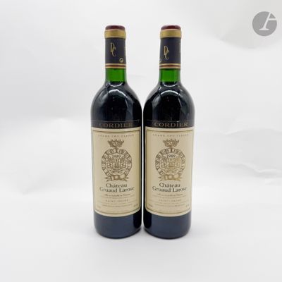 deux bouteilles de vin rouge posées l'une à côté de l'autre sur une surface blanche
