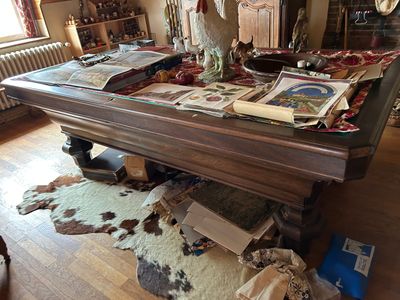 une table de billard sur laquelle il y a plein de choses