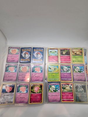 une boîte contenant de nombreux types de cartes Pokémon différents
