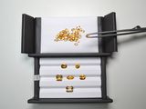 une boîte contenant un tas de pièces d'or et des baguettes