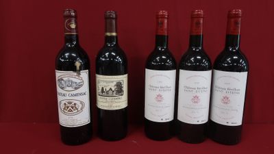six bouteilles de vin sont alignées sur une surface rouge