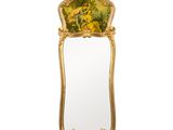 un grand miroir doré orné d'un motif floral