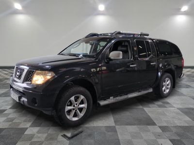 une photo d'un SUV Nissan noir garé dans un garage