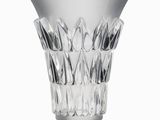 un vase en verre posé sur une surface blanche
