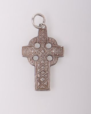 une croix argentée sur fond blanc