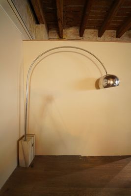 une lampe posée sur le sol dans une pièce
