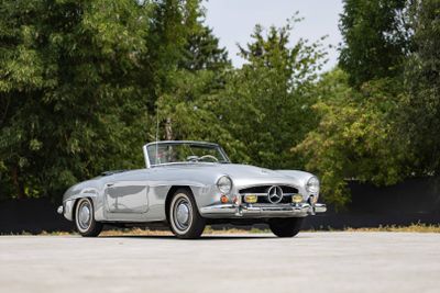 une photo d'une Mercedes 300 SL Roadster garée sur un parking