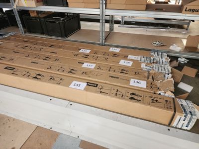 un grand nombre de boîtes posées sur une table