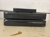trois lecteurs Blu-ray Sony empilés les uns sur les autres sur une table
