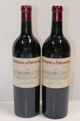 deux bouteilles de vin posées sur une table l'une à côté de l'autre