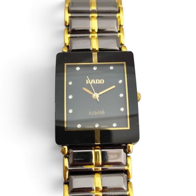 une image d'un gros plan d'une montre-bracelet sur une surface blanche