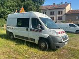 une camionnette garée dans l'herbe devant un immeuble