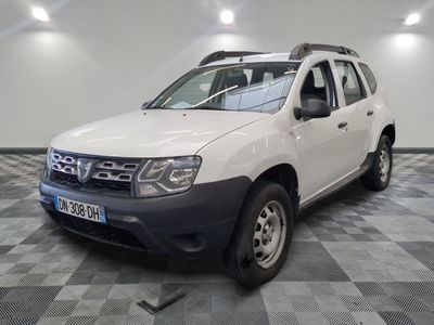 la photo d'une camionnette blanche garée dans un garage