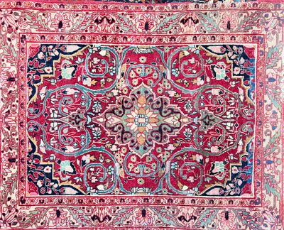 un tapis persan ancien aux couleurs rouges et bleues