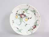 une assiette blanche avec un motif floral