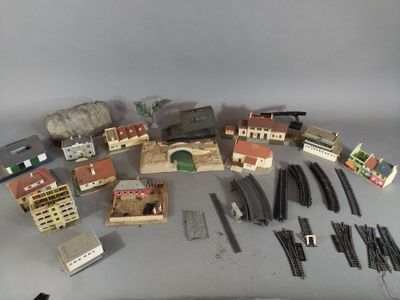 beaucoup de rails de train miniature et de bâtiments sur la table