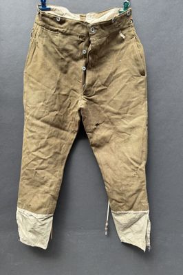 un gros plan sur un pantalon suspendu à une corde à linge