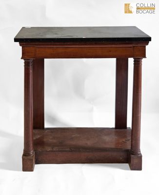 une vieille table en bois avec un plateau en marbre sur fond blanc