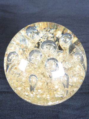 un gros plan d'un objet en verre posé sur une surface noire