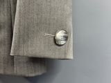un gros plan sur un bouton d'une veste de costume