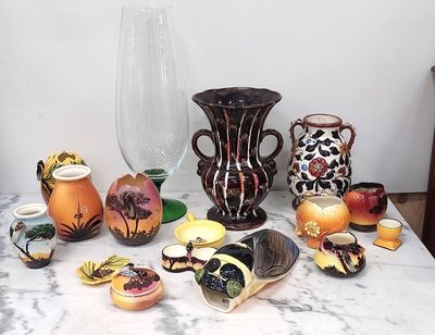 de nombreux vases et bols de toutes sortes sur la table