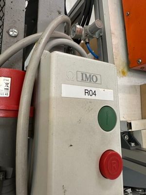 une image représentant une machine en train de travailler sur une autre machine