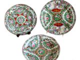 trois assiettes en porcelaine chinoise ornées de motifs floraux sur fond blanc