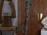 une statue posée sur une table dans une pièce