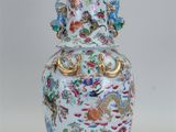 un vase blanc orné d'un dragon et de fleurs