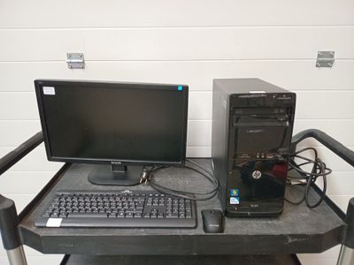 un bureau sur lequel se trouvent un ordinateur, un clavier et une souris