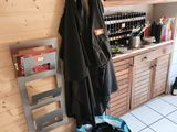 un porte-manteau sur lequel sont suspendus tout un tas de vêtements